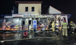 Wybuch rozerwał lokal, pożar dopełnił zniszczenia. Kebab w Korytnicy spłonął [Foto]