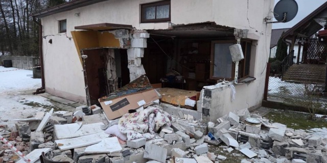 Wybuch gazu w gminie Kodrąb: Ciężko ranna 88-latka trafiła do szpitala. Dom nie nadaje się do zamieszkania [Foto]