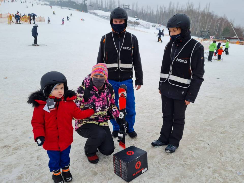 Policjanci z Radomska z profilaktyką wśród najmłodszych narciarzy