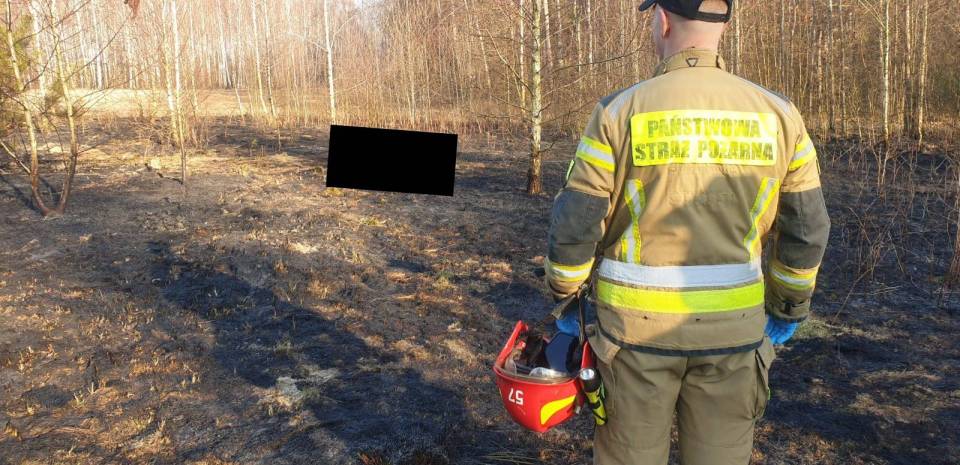 W trakcie akcji gaśniczej znaleziono zwłoki. 76-latek kolejną ofiarą wypalania traw! [Foto]