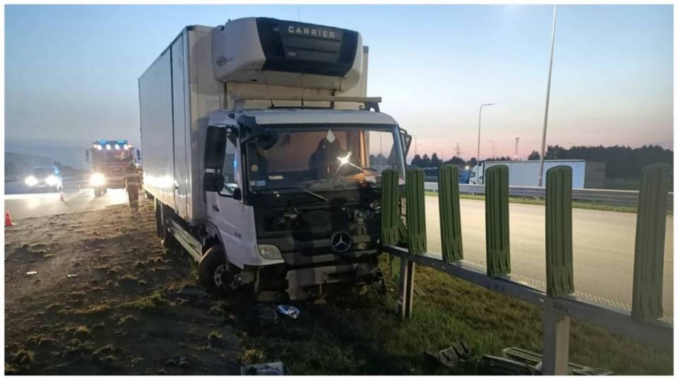 Fatalny finał wybuchu opony. Ciężarówka wbita w bariery na autostradzie A1 [Foto]