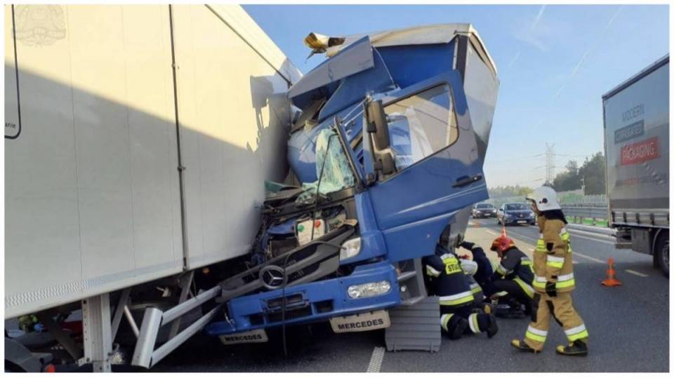 Zderzenie dwóch ciężarówek na A1. Na autostradzie występuja utrudnienia [Foto]