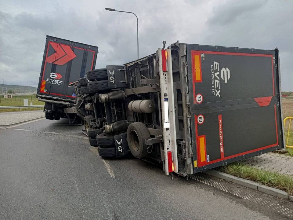 Przewrócona przyczepa ciężarówki na węźle Kamieńsk. Jak doszło do tego zdarzenia? [Foto]