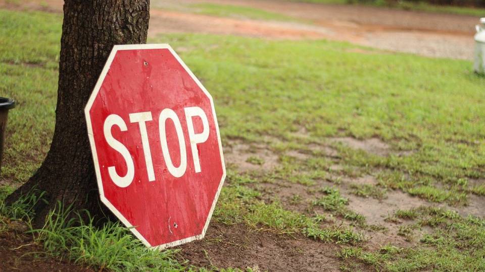 Chciał mieć ozdobę na ścianie, wspólnie z kolegą wykręcił na skrzyżowaniu znak "STOP". 13-latkowie trafili na komendę