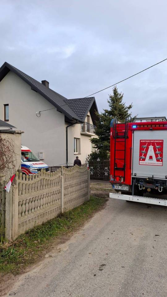 Trzy osoby zatruły się tlenkiem węgla. Interwencja strażaków w budynku gospodarczym w gminie Wielgomłyny [Wido]