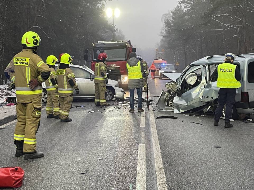 Śmiertelny wypadek na DK74 w gminie Bełchatów. Droga całkowicie zablokowana