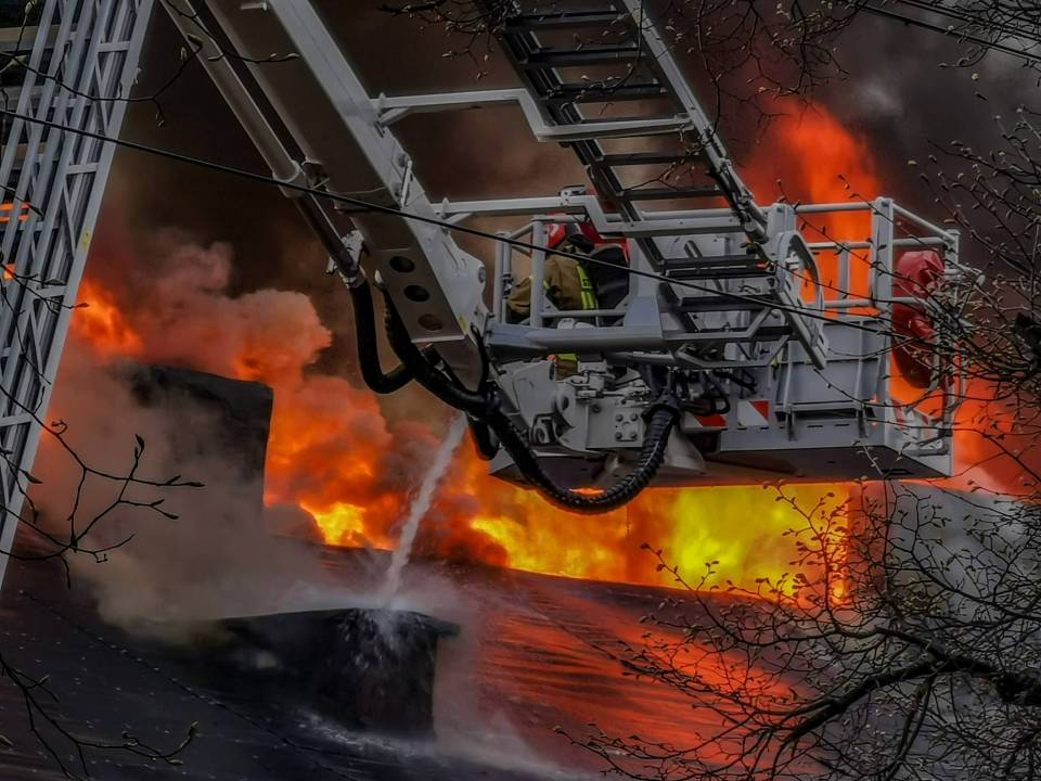 Pożar hali produkcyjnej w Babicach. 65 strażaków z ponad 20 zastępów przez 10 godzin walczyło z żywiołem. Straty są ogromne